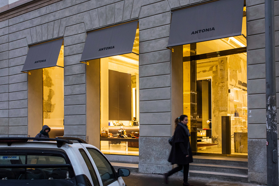 Antonia store in Milan, showcasing ERCO Optec spotlights and Quintessence downlights highlighting luxury materials.
