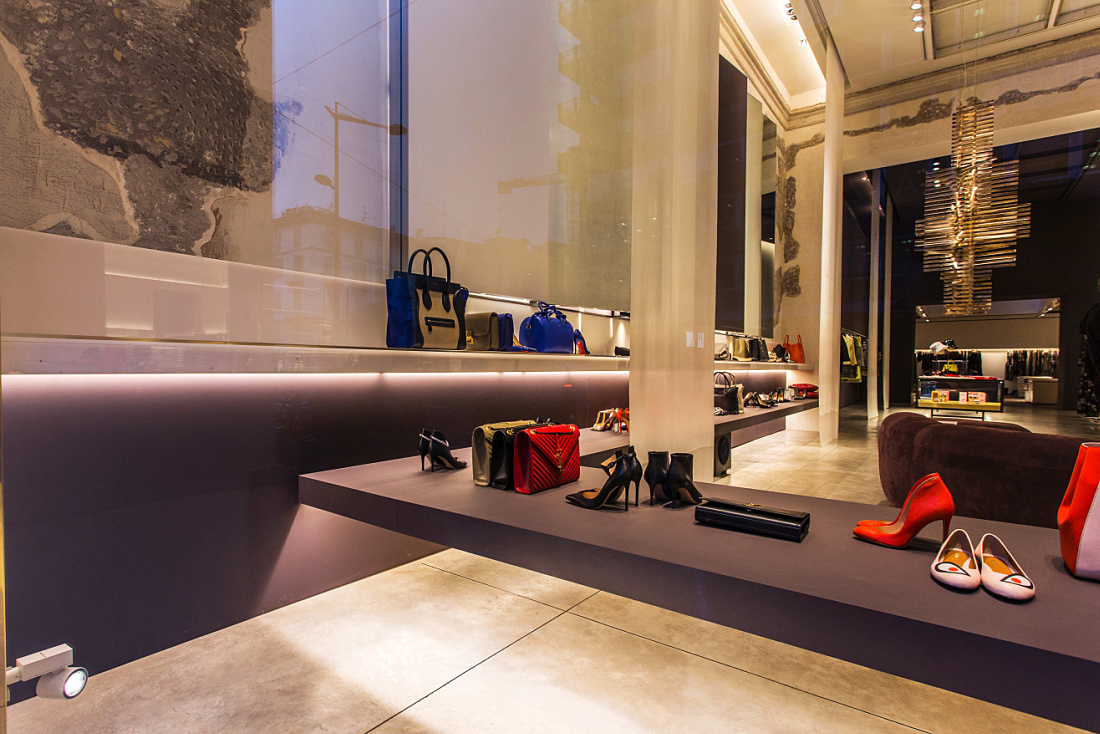 Antonia store display in Milan, featuring ERCO Optec spotlights highlighting fashion items.