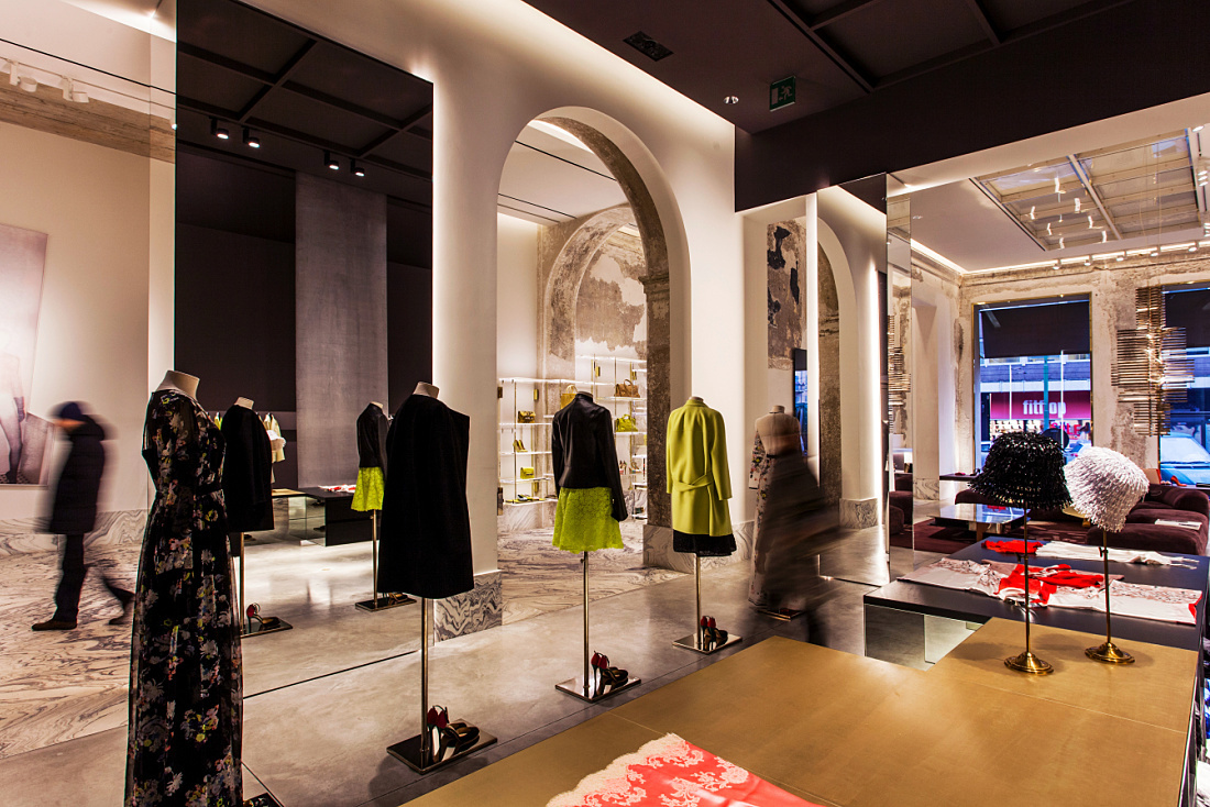 Antonia store in Milan featuring ERCO Optec spotlights and Quintessence downlights highlighting fashion.