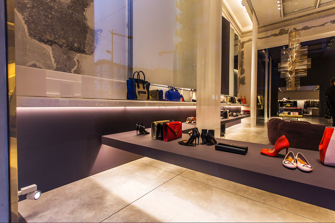 Antonia store display in Milan, featuring ERCO Optec spotlights highlighting fashion items.