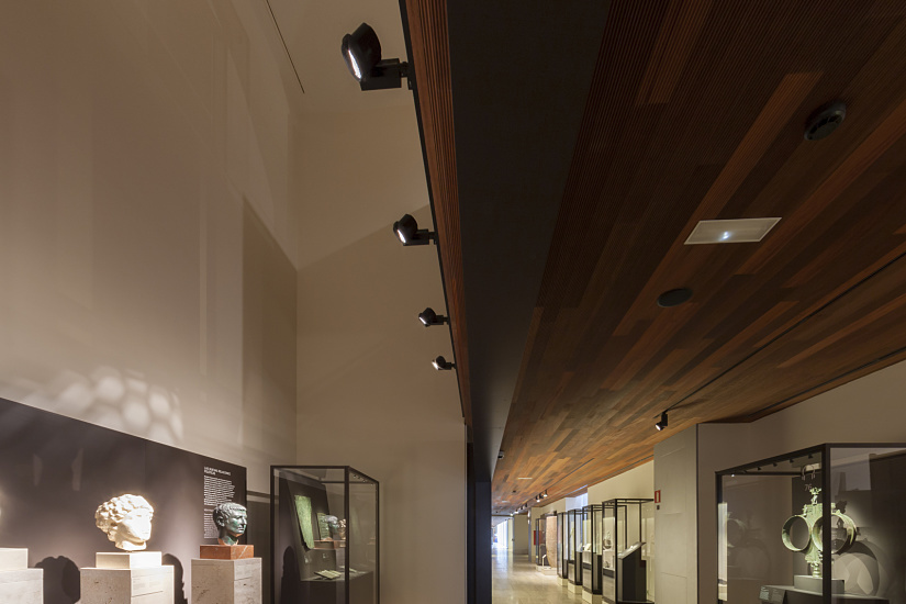 ERCO Optec spotlights illuminate exhibits in Madrid's Archaeological Museum.