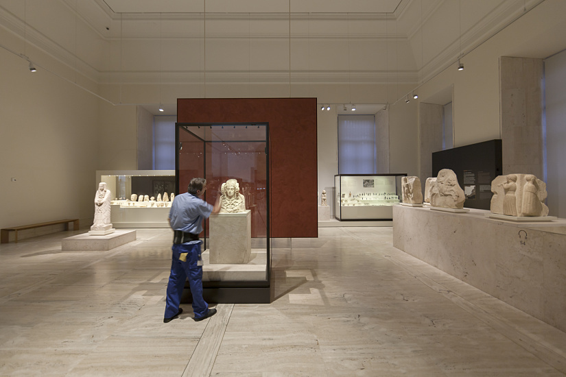 The Lady of Elche, illuminated by ERCO spotlights in Madrid's National Archaeological Museum.