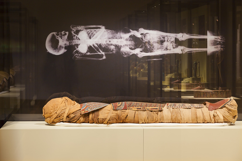 Egyptian mummy exhibit with ERCO lighting at Madrid's Archaeological Museum.