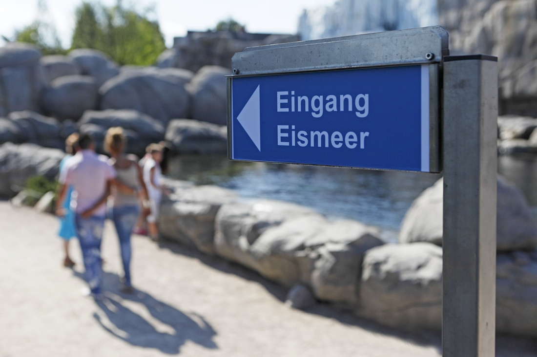 Sign pointing to the Arctic enclosure at Hagenbeck Zoo, Hamburg.