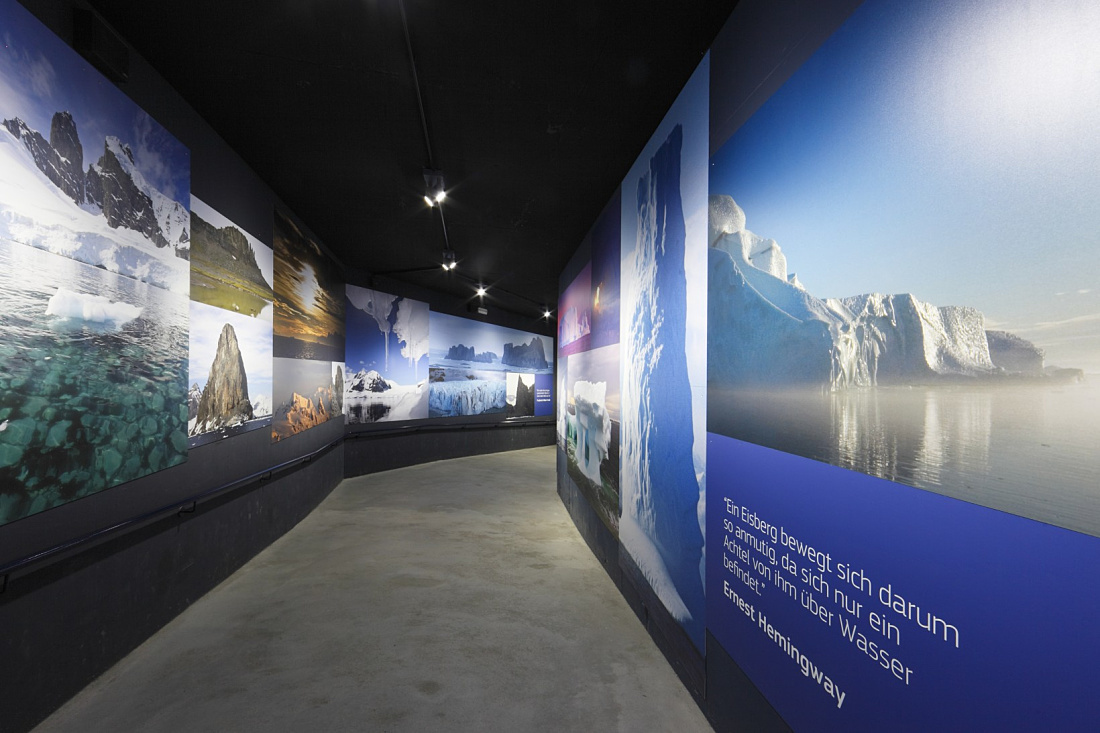 Illuminated exhibit at Hagenbeck Zoo featuring Arctic landscapes, lit by ERCO Grasshopper LED spotlights.