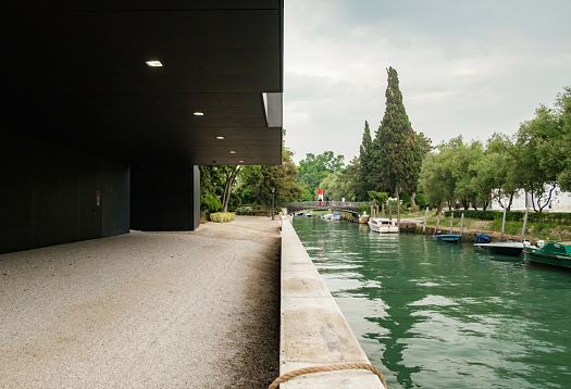 Australian Pavilion in Venice, featuring ERCO LED spotlights for flexible exhibition lighting.