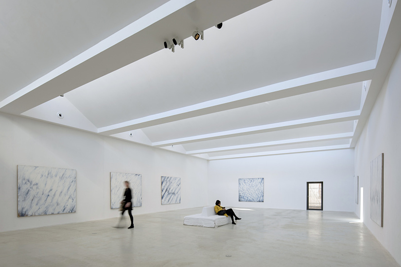 ERCO Parscan spotlights illuminate art in the Axel Vervoordt Gallery, Belgium.