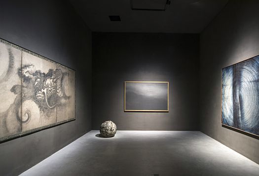 ERCO Parscan LED spotlights illuminate artworks in the Axel Vervoordt Gallery.