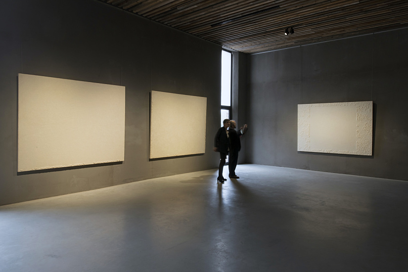 ERCO Parscan spotlights illuminate art at the Axel Vervoordt Gallery.