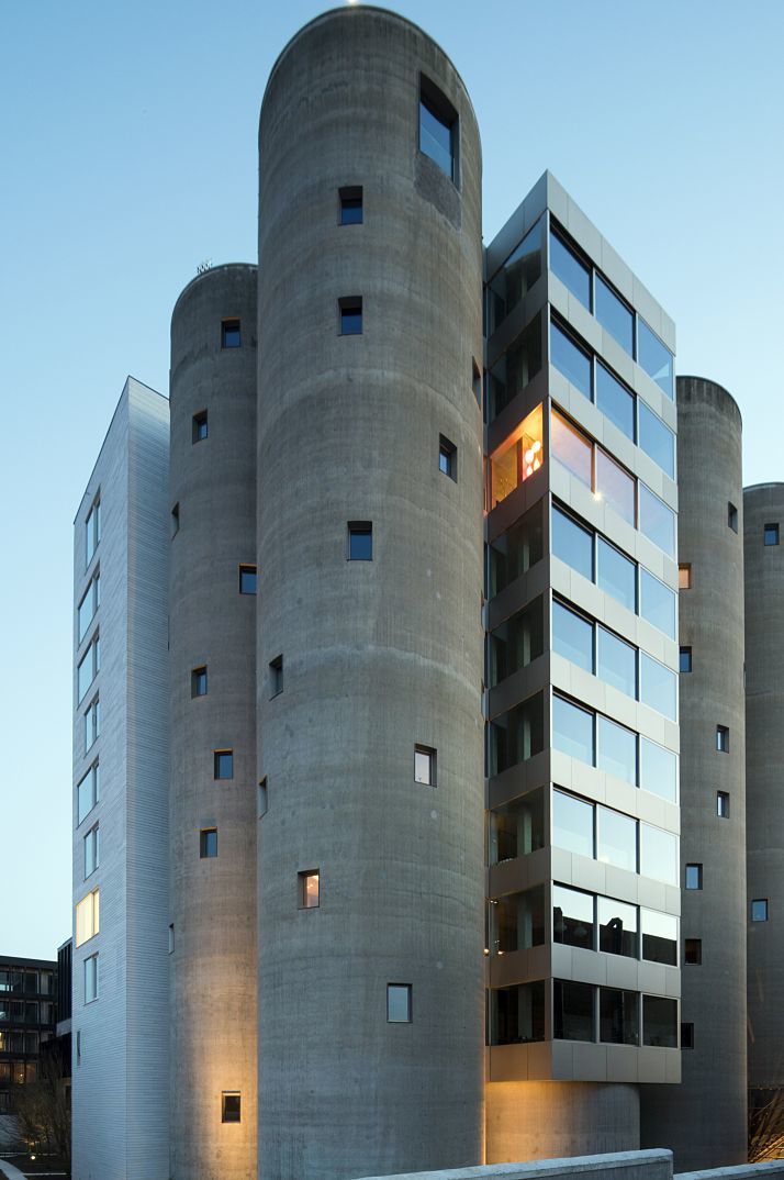 Axel Vervoordt Gallery: Former granaries with ERCO LED lighting in art exhibition.