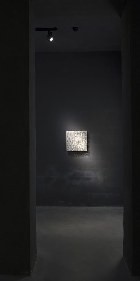 ERCO Parscan spotlights illuminate artwork in the Axel Vervoordt Gallery.