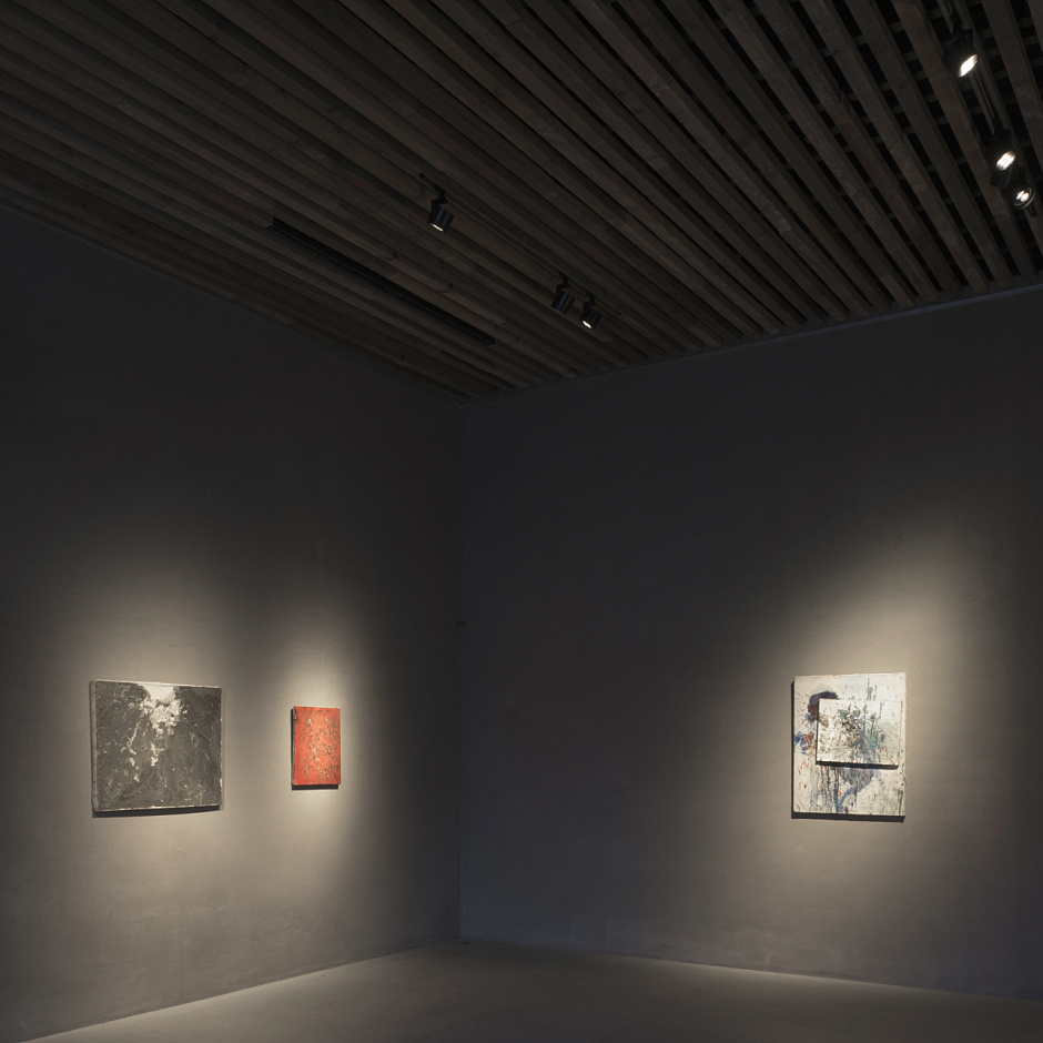 ERCO Parscan spotlights illuminate art in the Axel Vervoordt Gallery with precise LED lighting.