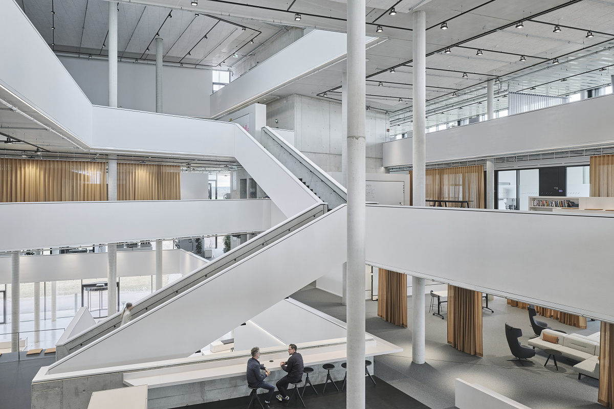 Baramundi Software AG headquarters featuring ERCO Skim downlights and Logotec spotlights for flexible office lighting.
