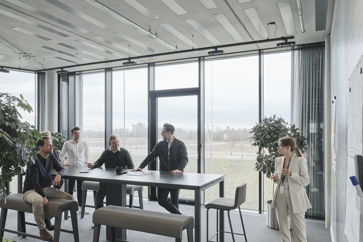 ERCO Skim downlights illuminate a conference room, providing flexible office lighting with neutral white light.