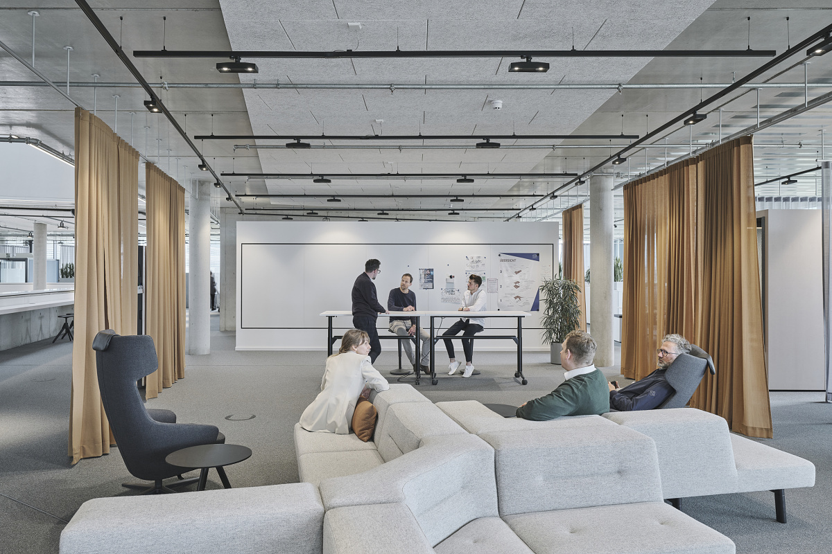 ERCO Skim downlights on tracks provide flexible office lighting in Augsburg.