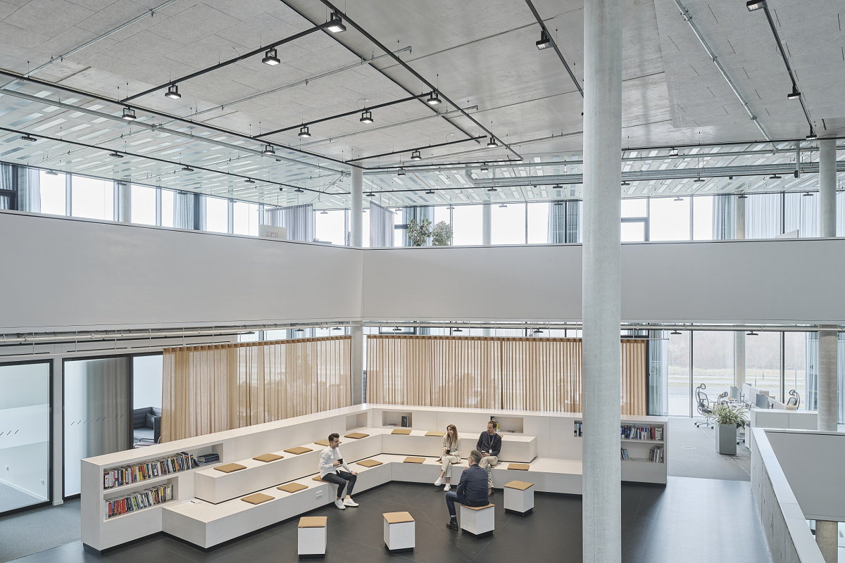 ERCO Skim downlights and Logotec spotlights illuminate the Baramundi Software AG office in Augsburg.
