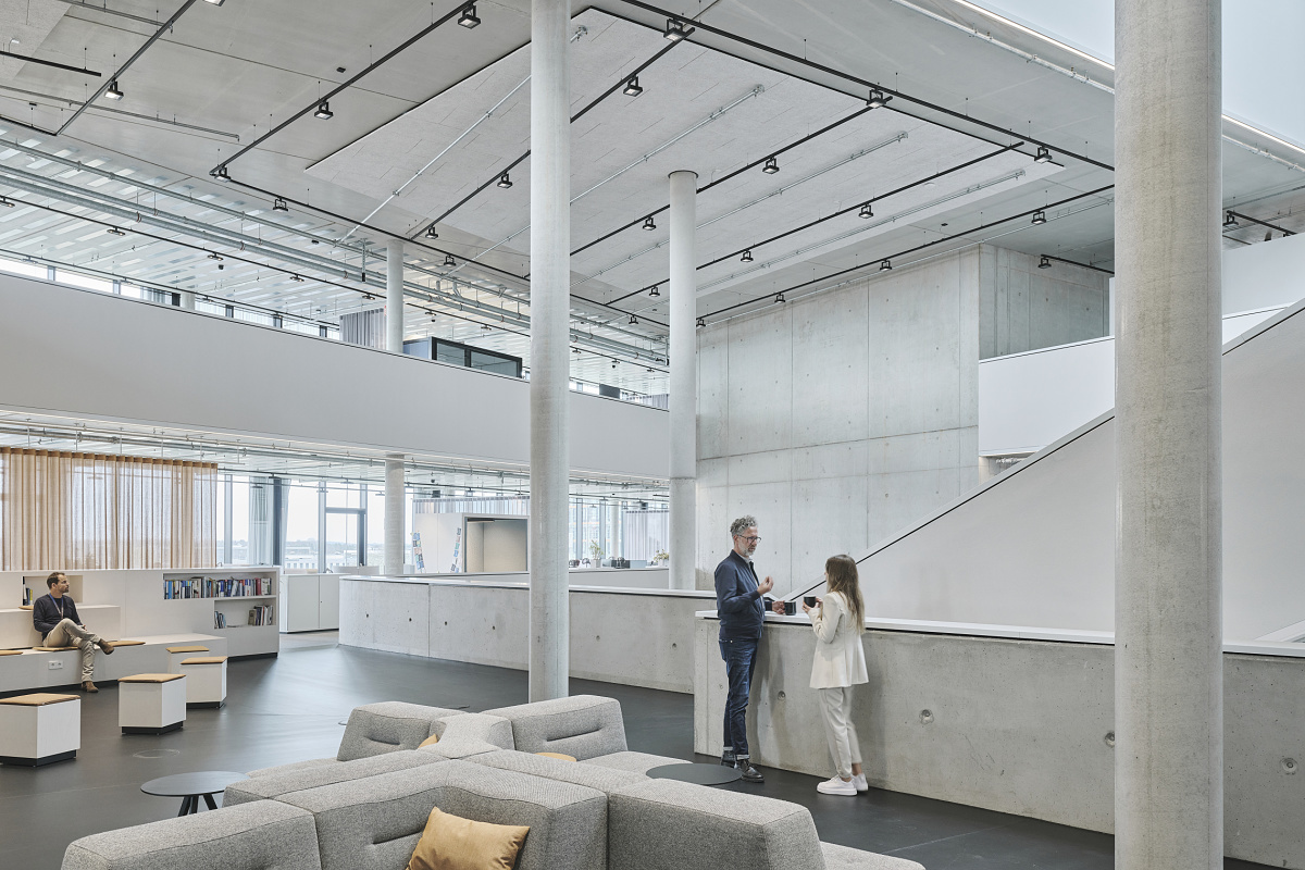 ERCO Skim downlights on tracks provide flexible office lighting at Baramundi Software AG, Augsburg.
