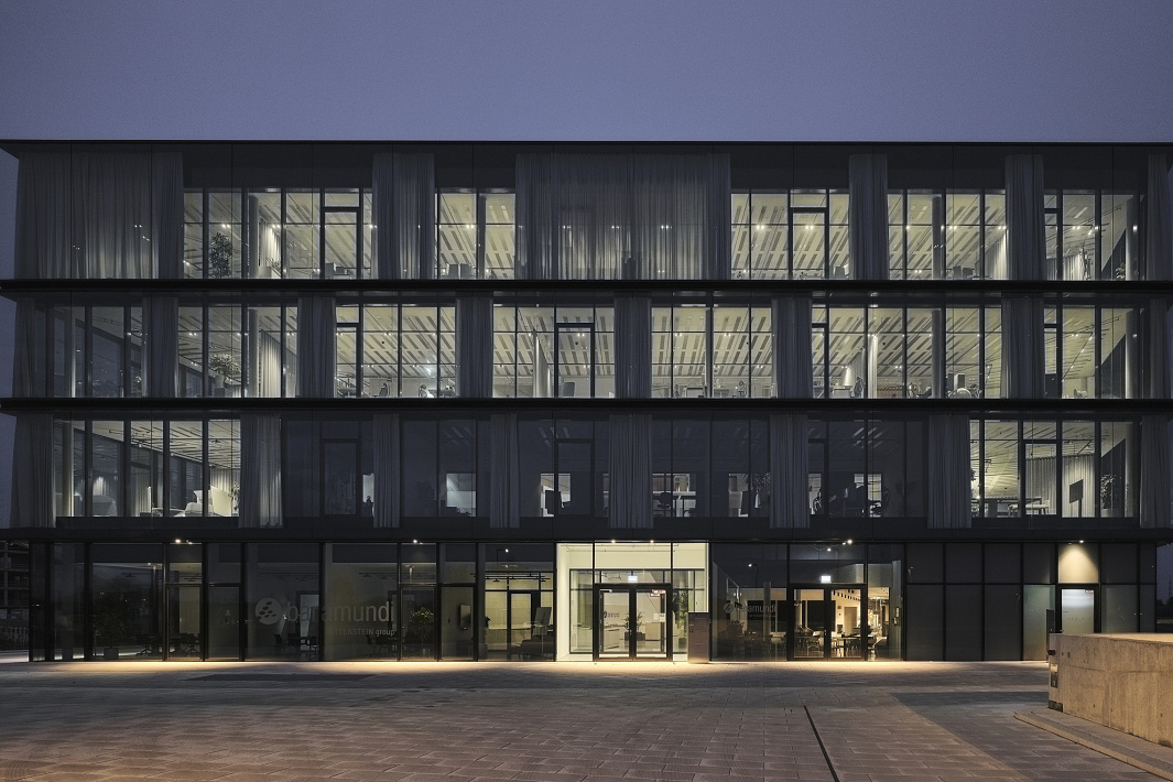 Baramundi Software AG headquarters in Augsburg, featuring ERCO track lighting for task areas.