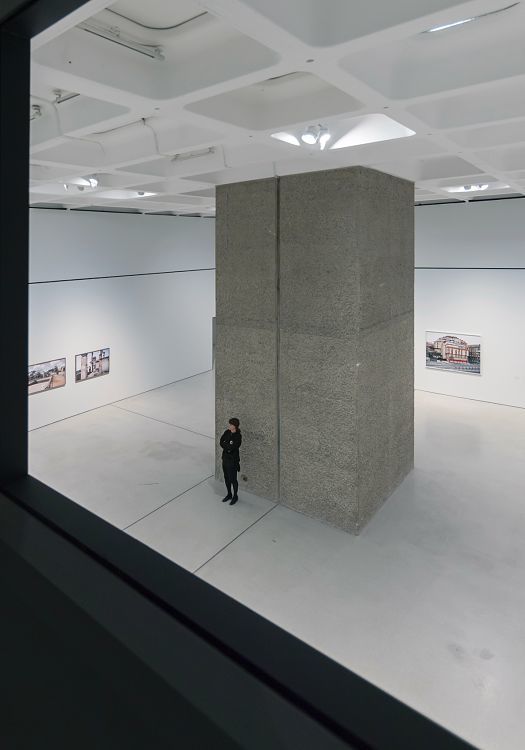 Barbican Art Gallery, London: Concrete structure with ERCO LED lighting.
