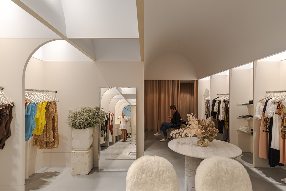 ERCO Optec spotlights illuminate the Bec + Bridge store in Melbourne, offering flexible retail lighting.