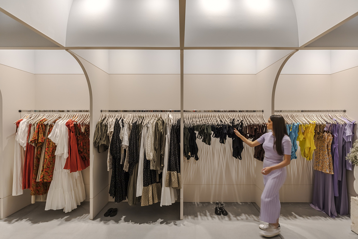 ERCO Optec spotlights illuminate the Bec + Bridge store in Melbourne, offering flexible retail lighting.
