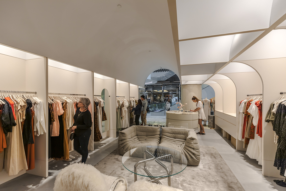 ERCO Optec spotlights illuminate the Bec + Bridge store in Melbourne, offering flexible retail lighting.