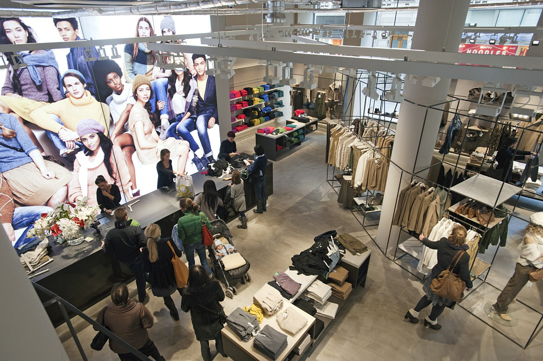 Interior of the Benetton megastore in Vienna, illuminated by ERCO LED lighting.