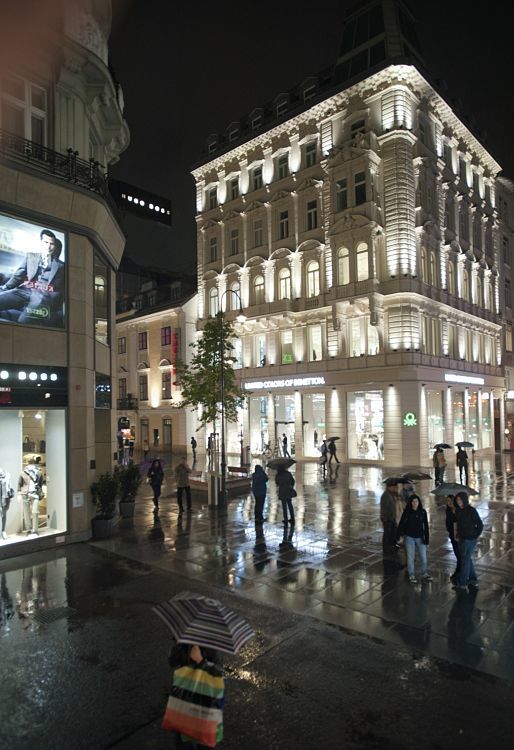 Benetton megastore in Vienna illuminated by ERCO LED lighting, highlighting the facade.