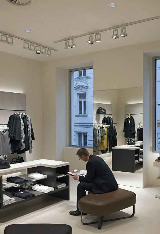 ERCO Logotec LED Strahler beleuchten den Benetton Megastore in Wien mit energieeffizientem Licht.