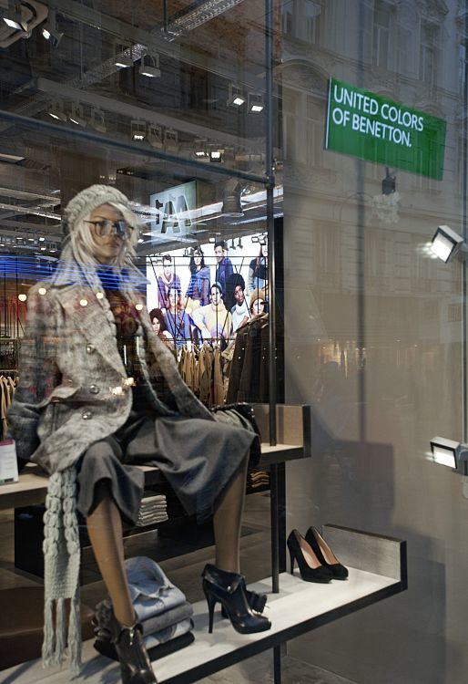 Benetton mannequin in Vienna store window, illuminated by ERCO LED lighting.