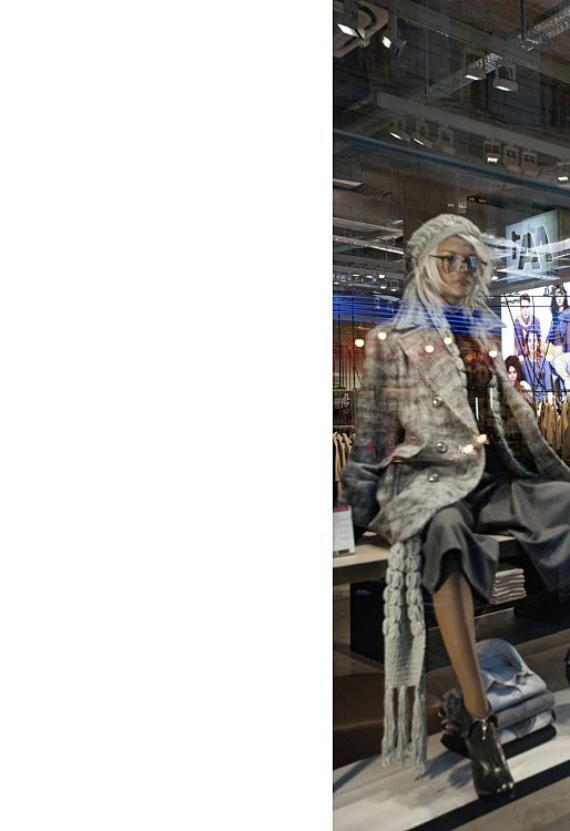 Benetton mannequin in Vienna store window, illuminated by ERCO LED lighting.