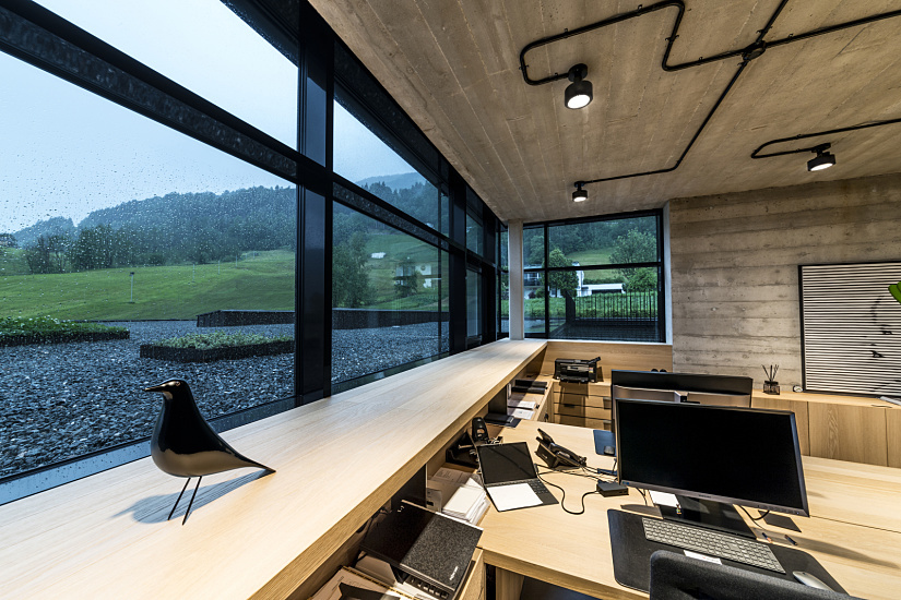 Bernd Gruber interior featuring ERCO Parscan spotlights and a view of the Pinzgau Alps.