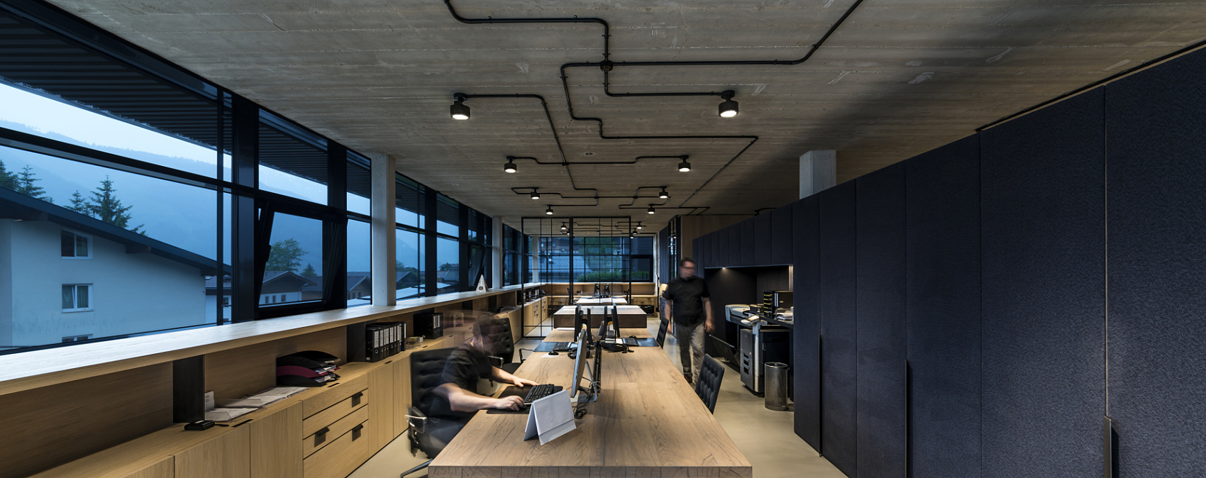 ERCO Parscan spotlights accent Bernd Gruber's interior, highlighting natural light and black contrasts.