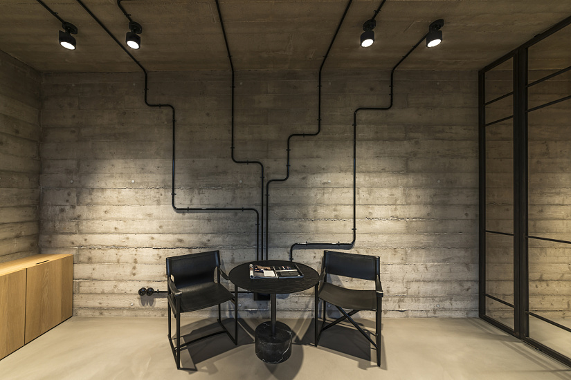 ERCO Parscan spotlights accent Bernd Gruber's interior design, featuring natural materials and black contrasts.