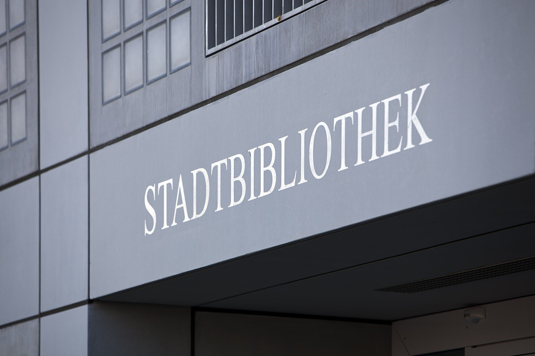 Stuttgart City Library entrance, featuring clear signage for easy navigation.
