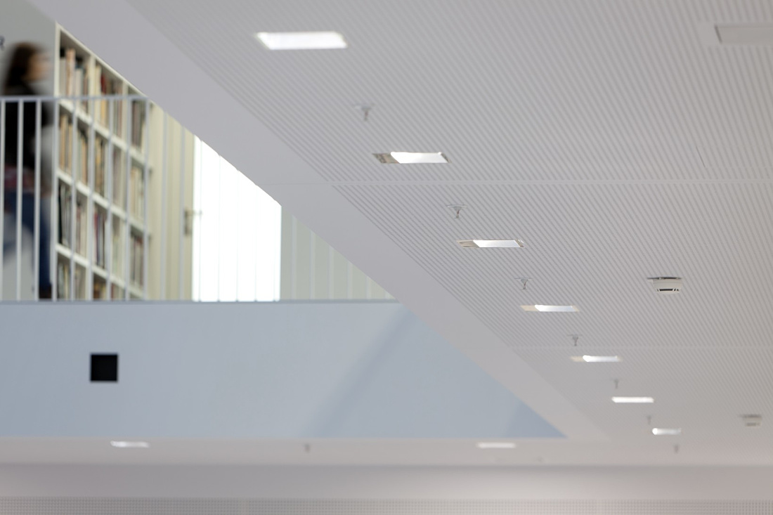 ERCO Quintessence recessed luminaires in Bibliothek 21, Stuttgart. Light accents in the reading room.