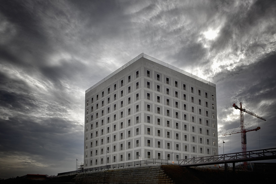 Bibliothek 21 in Stuttgart, a literature temple featuring ERCO wallwasher illumination.