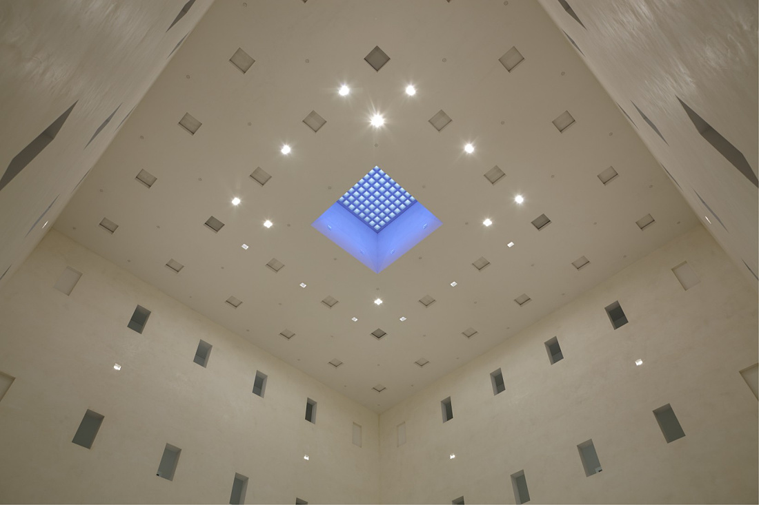 Interior of Bibliothek 21 featuring ERCO Quintessence recessed lights and a blue skylight.