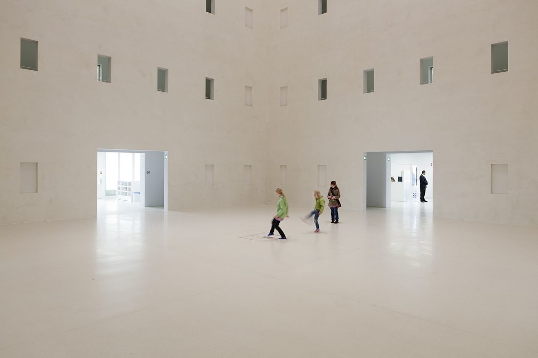Bibliothek 21: Empty contemplation room featuring ERCO lighting solutions.