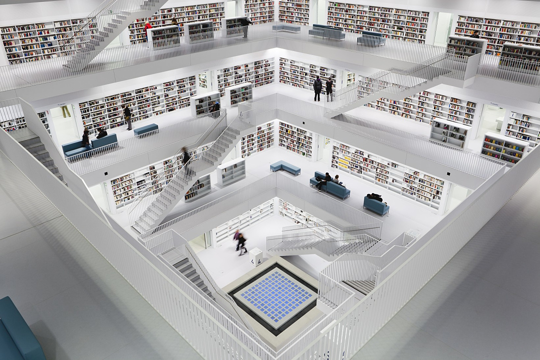 Bibliothek 21 in Stuttgart: Light accents on bookshelves and stairs, designed with ERCO lighting.