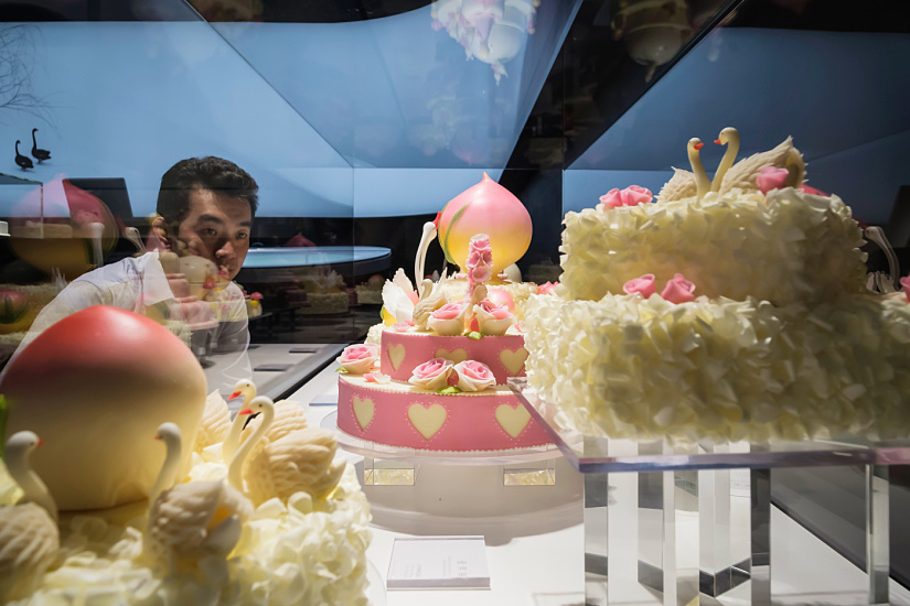 Elaborate cakes at Black Swan patisserie, lit by ERCO Optec spotlights.