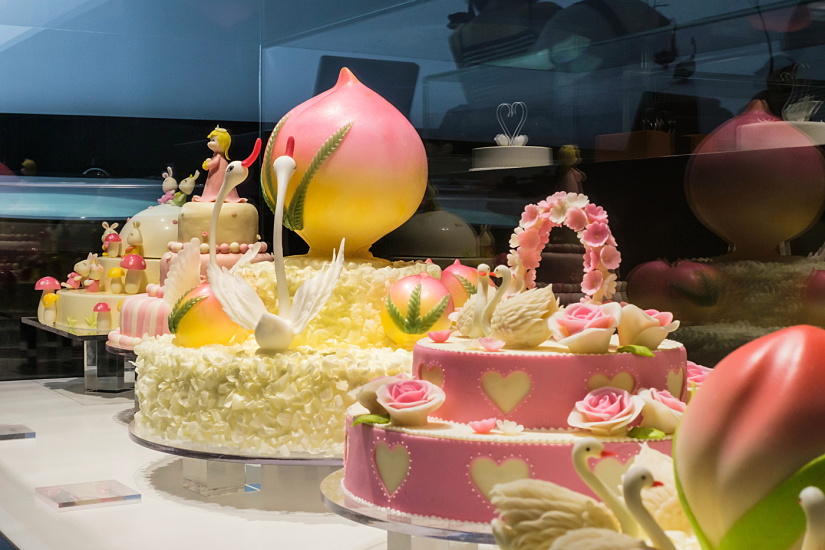 Elaborate cakes at Black Swan, Beijing, illuminated by ERCO Optec spotlights.