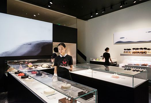 ERCO Optec spotlights illuminate cakes at Black Swan patisserie, Beijing.
