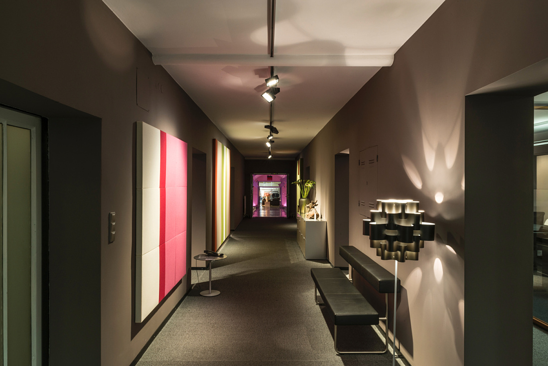 ERCO Opton LED spotlights illuminate the Blaha Office showroom in Korneuburg with flexible Spherolit technology.