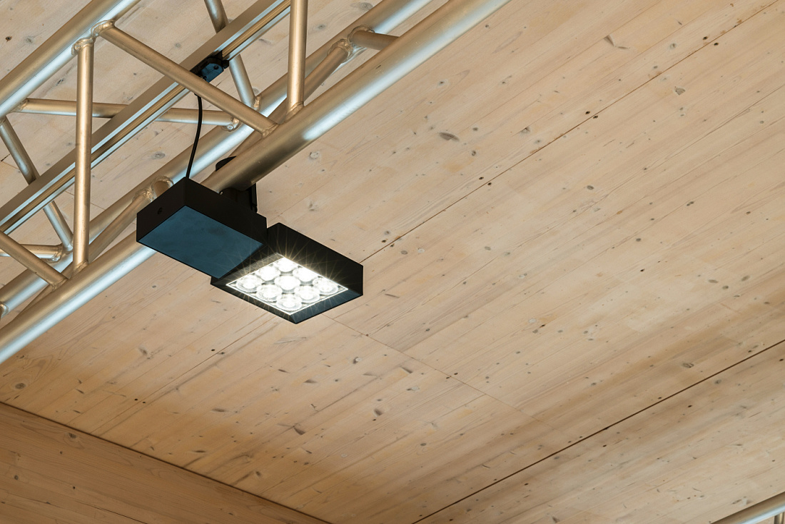 ERCO Opton LED spotlight on a track, illuminating the space in the Blaha Office showroom, Korneuburg.