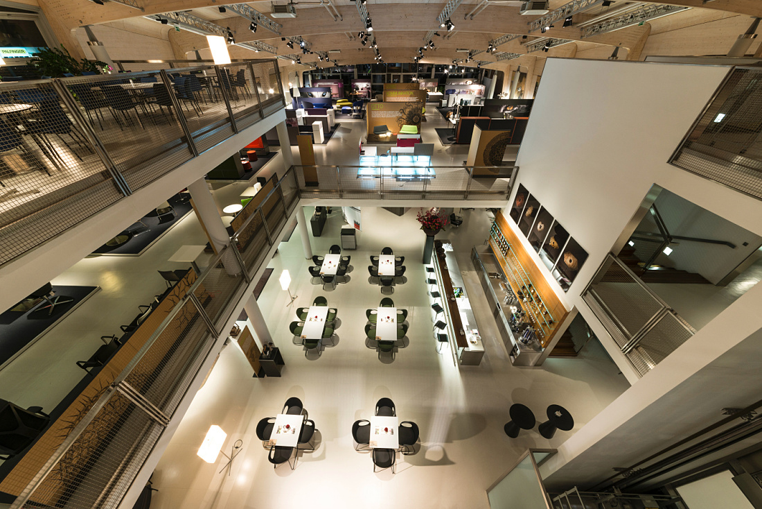 Blaha Office showroom in Korneuburg, featuring ERCO Opton spotlights for flexible lighting.