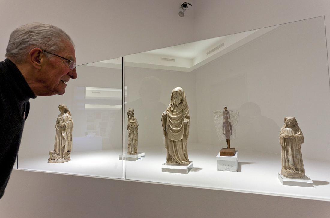 A visitor views Flemish religious art illuminated by ERCO Optec LED spotlights in the Bonnefanten Museum.