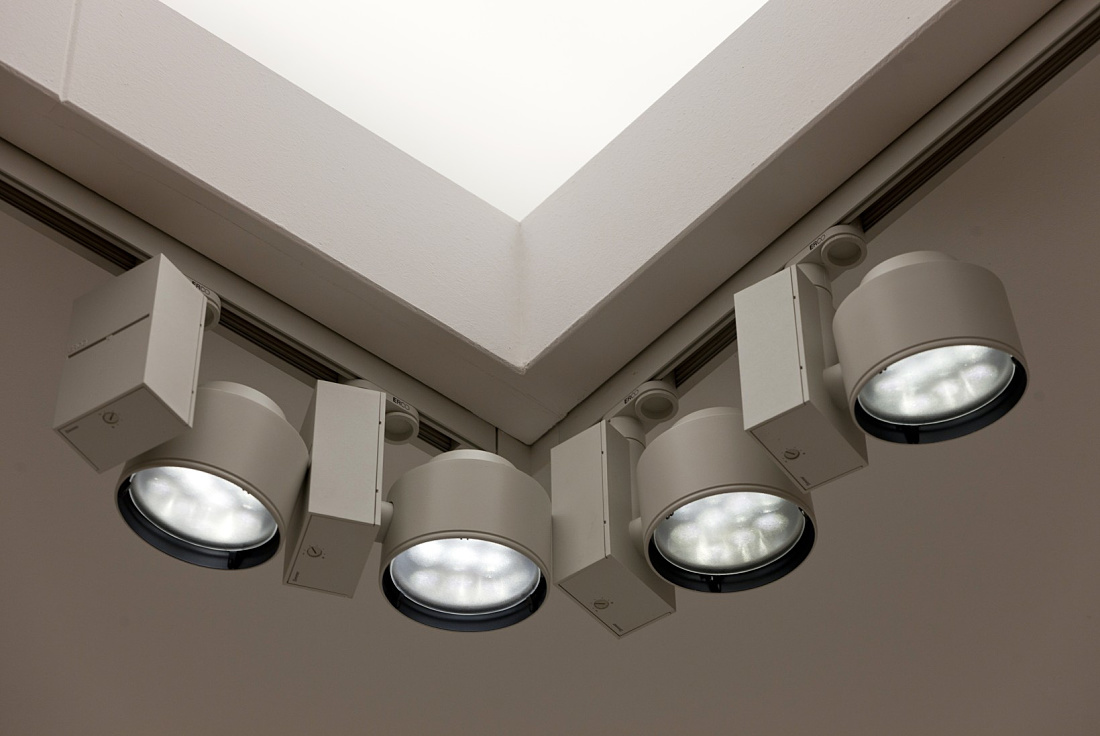ERCO Optec LED spotlights on a track in the Bonnefanten Museum, accent lighting.