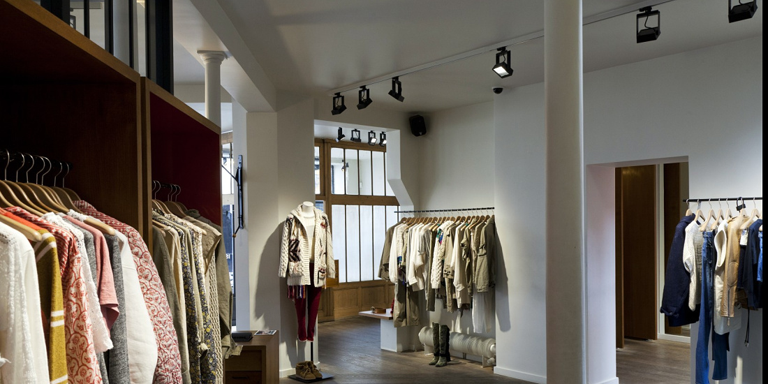 ERCO LED-Strahler beleuchten eine Modeboutique in Paris und setzen Kleidung dynamisch in Szene.