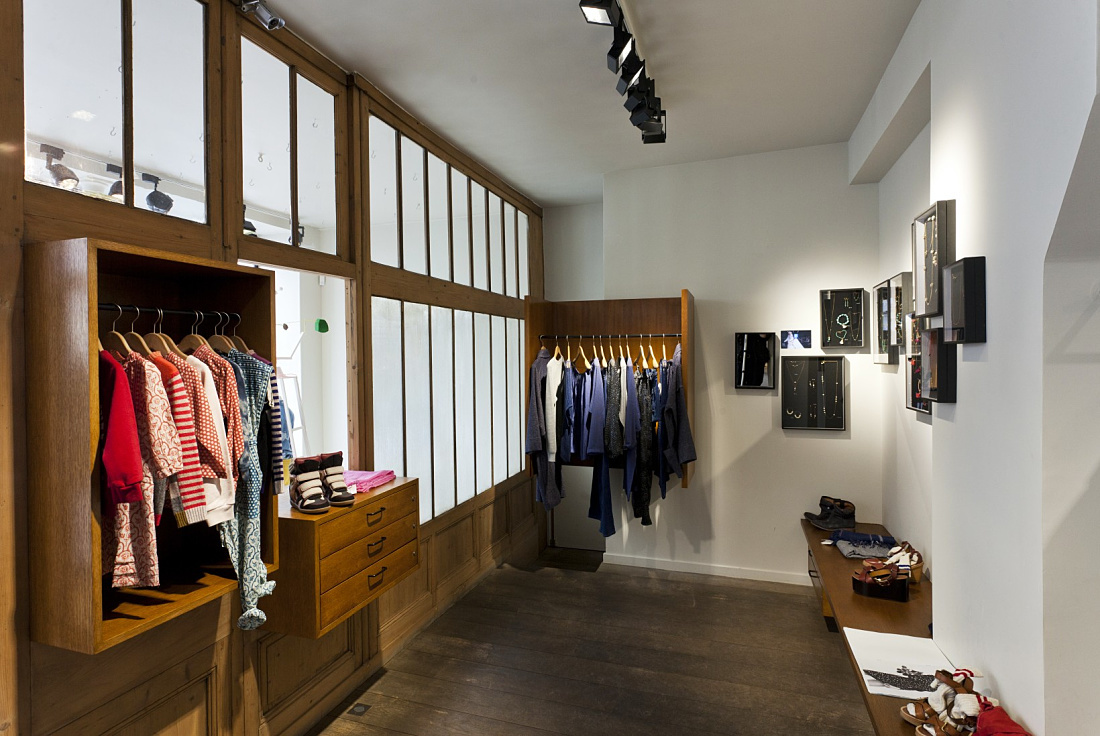 Modern LED lighting in a Paris fashion boutique with ERCO spotlights and clothing.